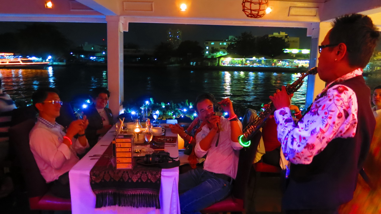 Dinner: เจ้าพระยา Chaophraya Cruise (โปรแกรม AMAZING DINNER CRUISE)