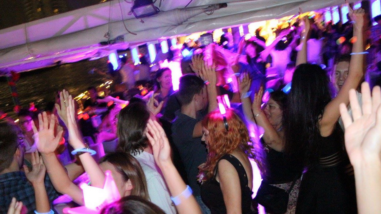 Dinner: เจ้าพระยา Chaophraya Cruise (โปรแกรม AMAZING DINNER CRUISE)