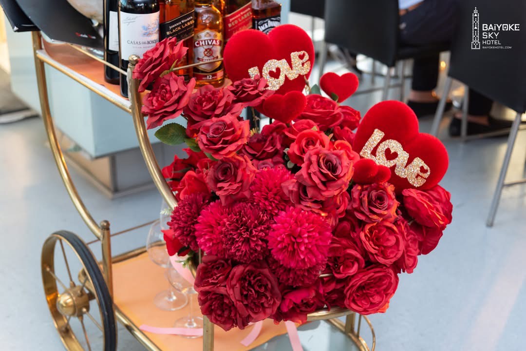 Dinner: วันวาเลนไทน์!! ตึกใบหยกสกาย Crystal Grill Restaurant ชั้น 82 – Special Menu & International Specialized Premium Seafood & Steak Buffet บุฟเฟ่ต์ไม่จำกัดเวลา วันเสาร์ ที่ 14 กุมภาพันธ์ 2569