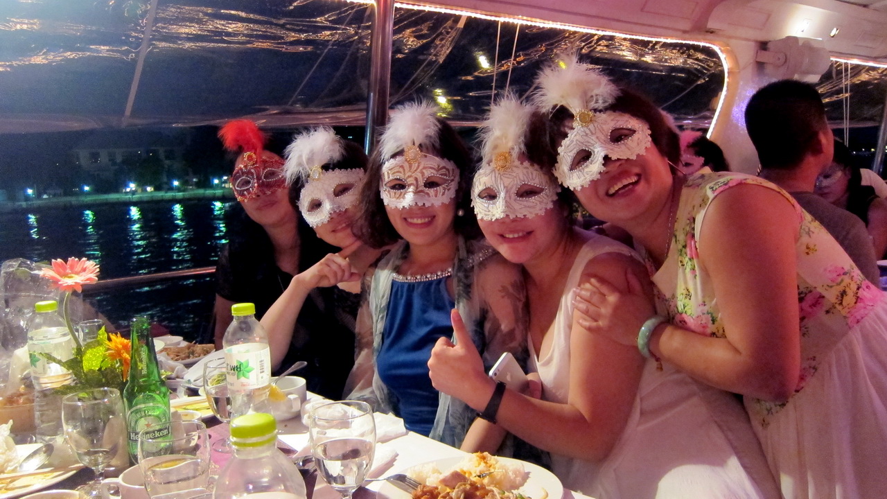 Dinner: เจ้าพระยา Chaophraya Cruise (โปรแกรม AMAZING DINNER CRUISE)