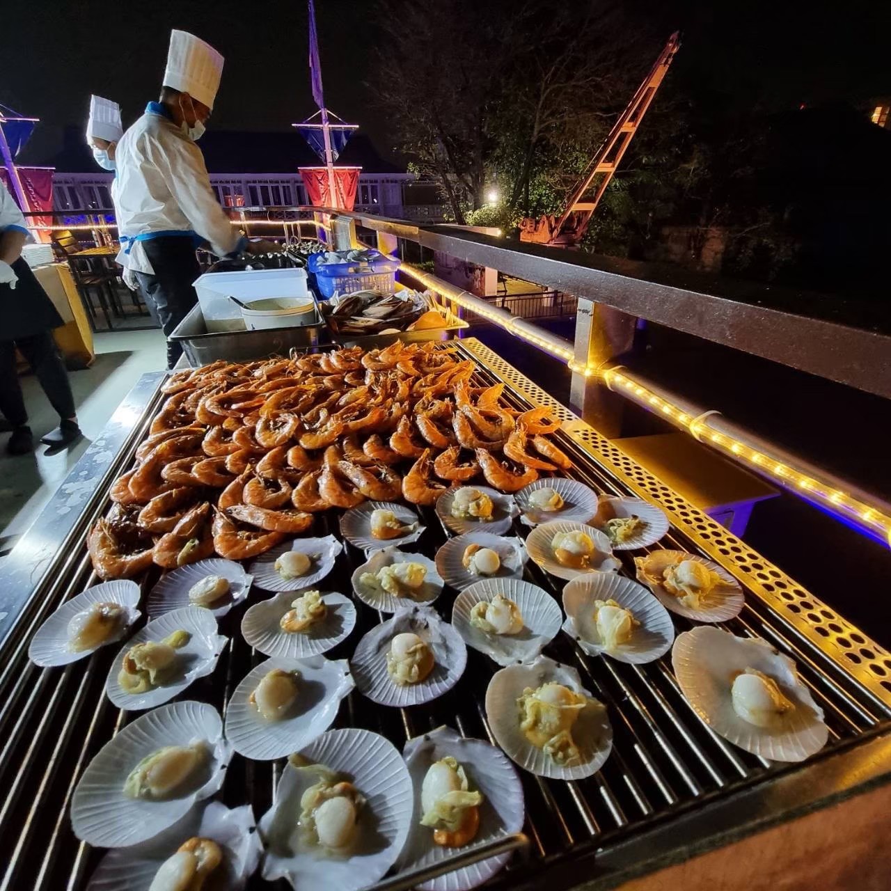 Dinner: วันปีใหม่ เคานท์ดาวน์!! THE LUXURY WHITE (โปรแกรม Celebrate New Year Eve 2026 Dinner Cruise) วันพุธ ที่ 31 ธันวาคม 2568