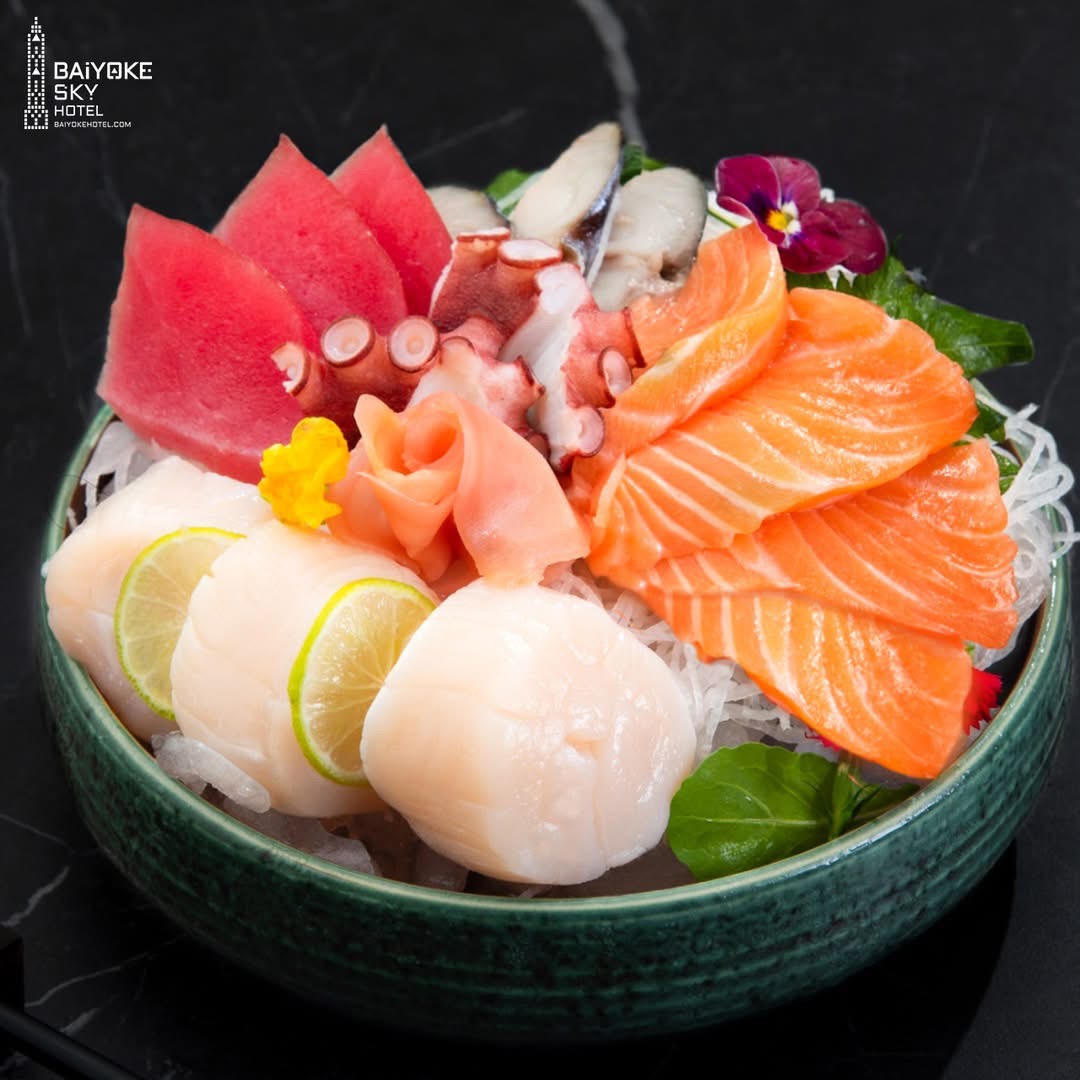 Dinner: ตึกใบหยกสกาย Crystal Grill Restaurant ชั้น 82 – International Specialized Premium Seafood & Steak Buffet บุฟเฟ่ต์ 2 ชม.