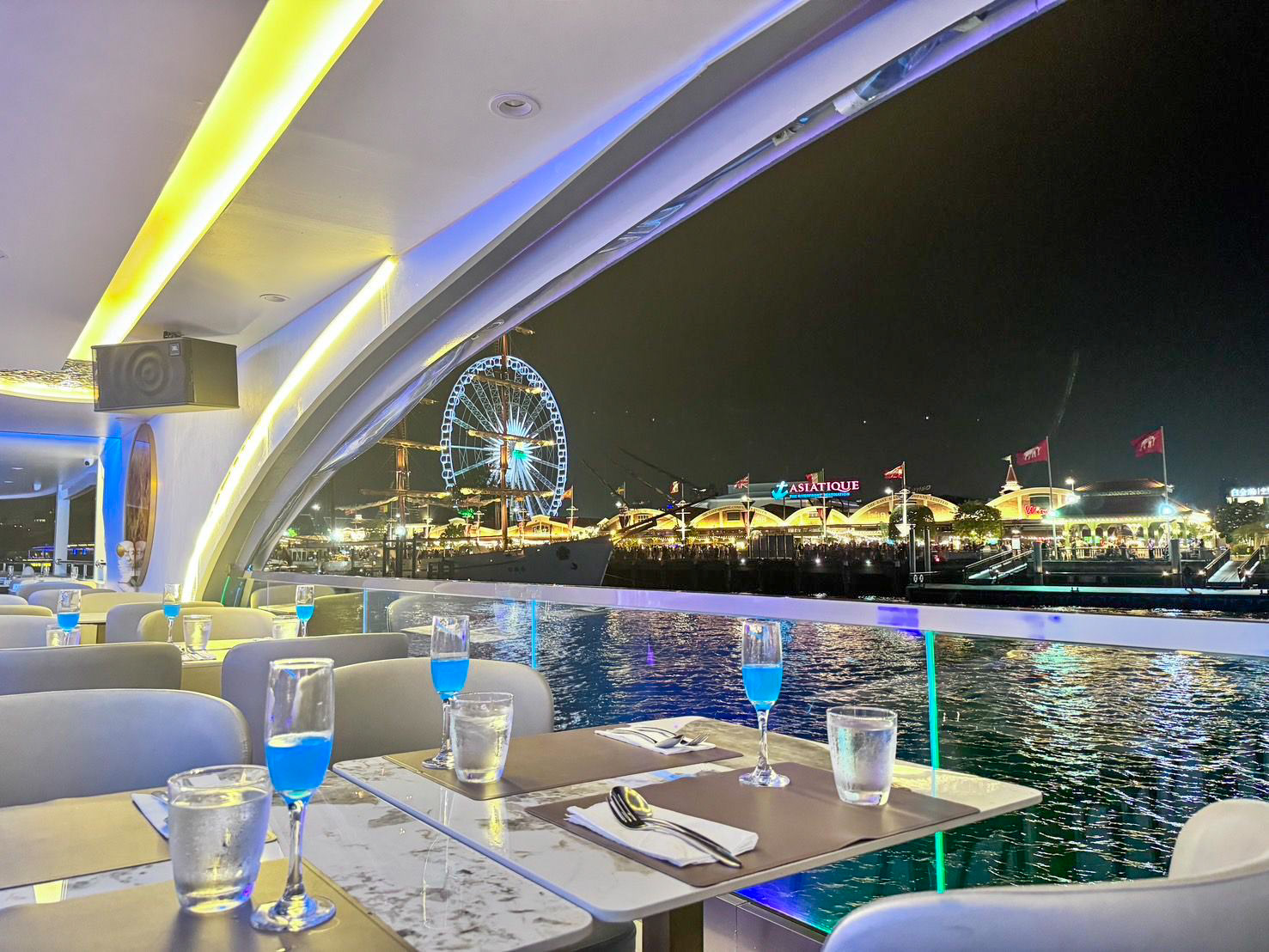 Dinner: เจ้าพระยา The Planet Cruise  Free!! Mini Birthday Cake