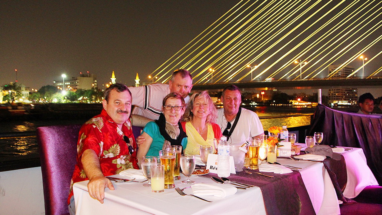 Dinner: เจ้าพระยา Chaophraya Cruise (โปรแกรม AMAZING DINNER CRUISE)