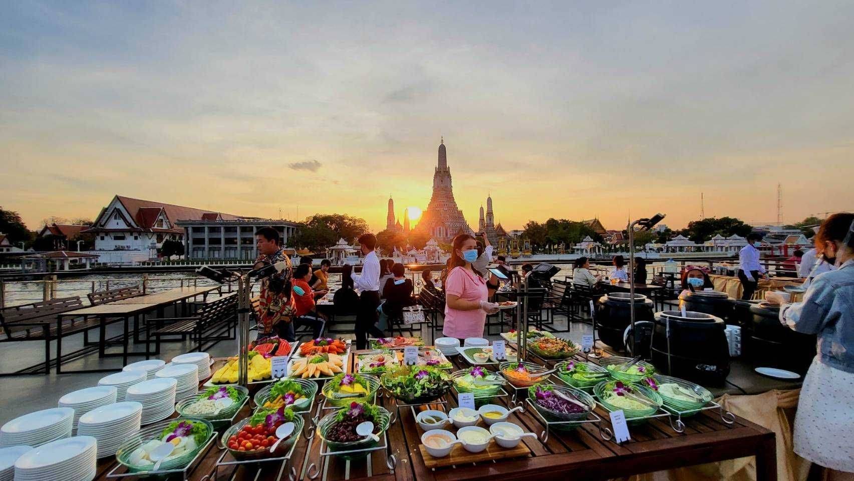 Dinner: วันปีใหม่ เคานท์ดาวน์!! THE LUXURY WHITE (โปรแกรม Celebrate New Year Eve 2026 Dinner Cruise) วันพุธ ที่ 31 ธันวาคม 2568