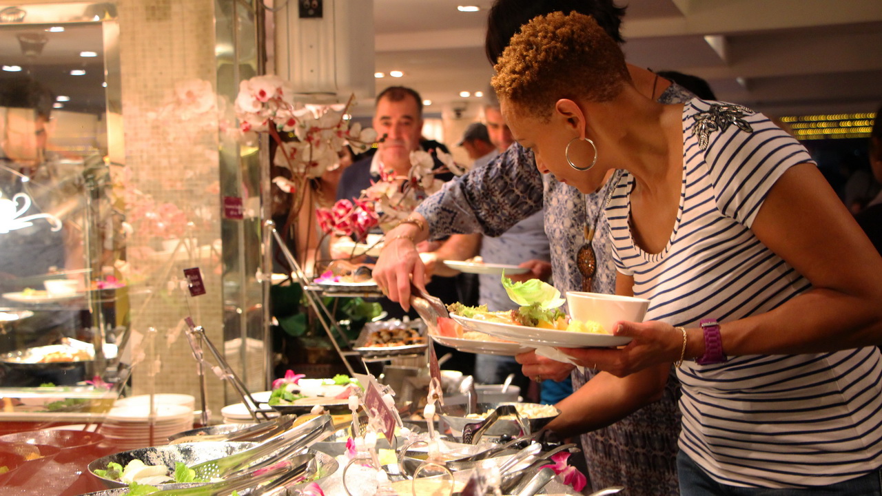 Dinner: เจ้าพระยา Chaophraya Cruise (โปรแกรม AMAZING DINNER CRUISE)