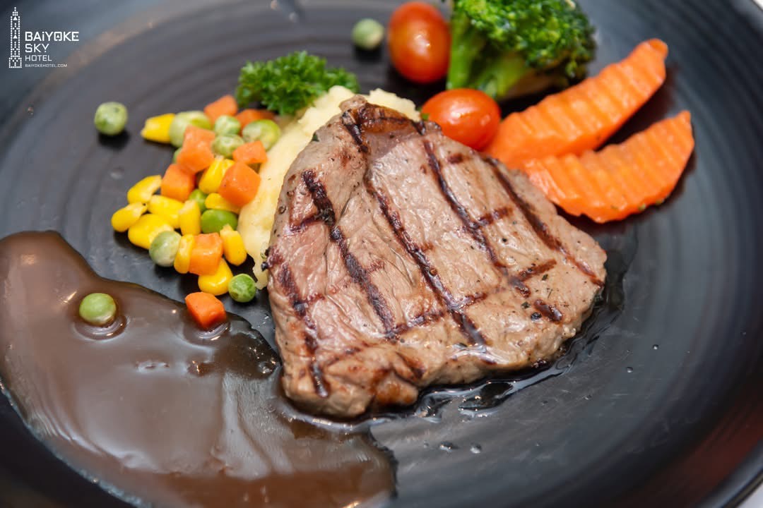 Dinner: ตึกใบหยกสกาย Bangkok Sky Restaurant ชั้น 76 และ 78 – Grilled Steak & Seafood Buffet บุฟเฟ่ต์ 2 ชม.