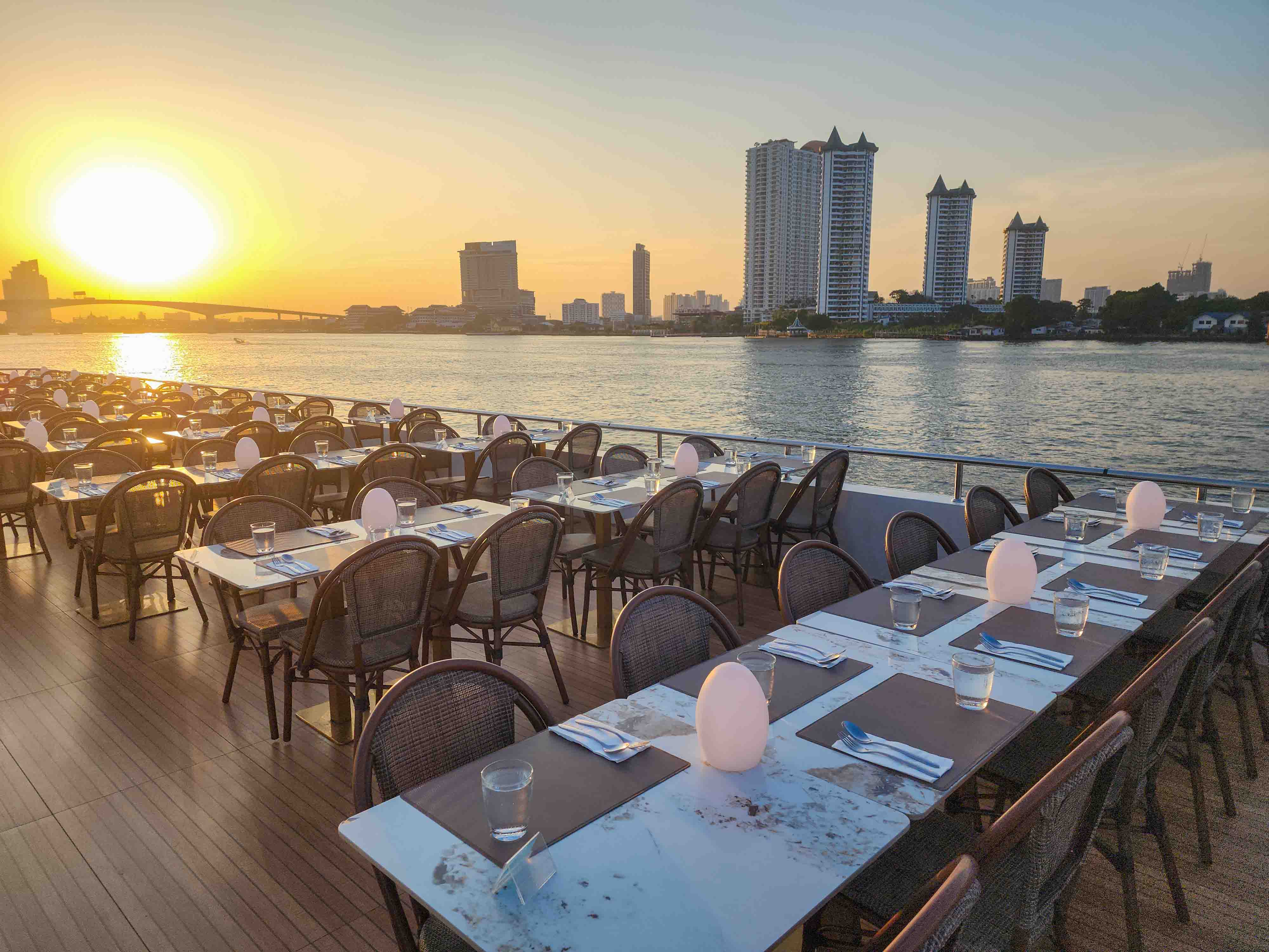 Dinner: เจ้าพระยา The Planet Cruise  Free!! Mini Birthday Cake