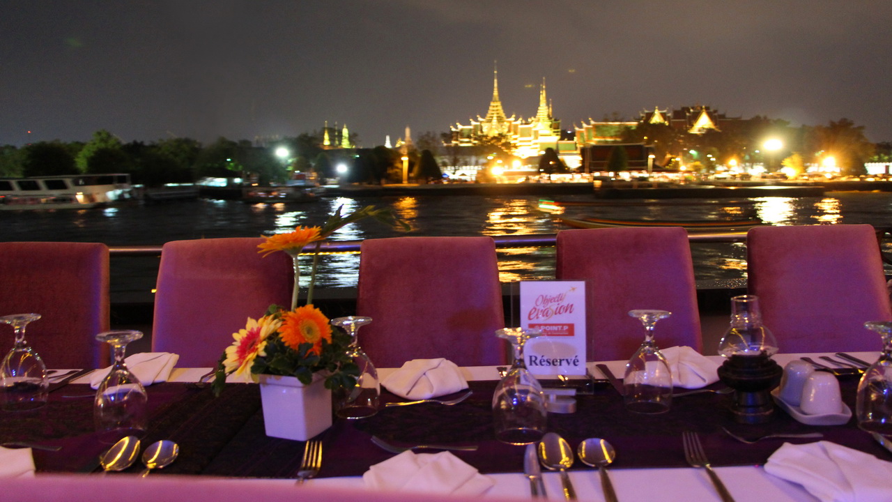 Dinner: เจ้าพระยา Chaophraya Cruise (โปรแกรม AMAZING DINNER CRUISE)
