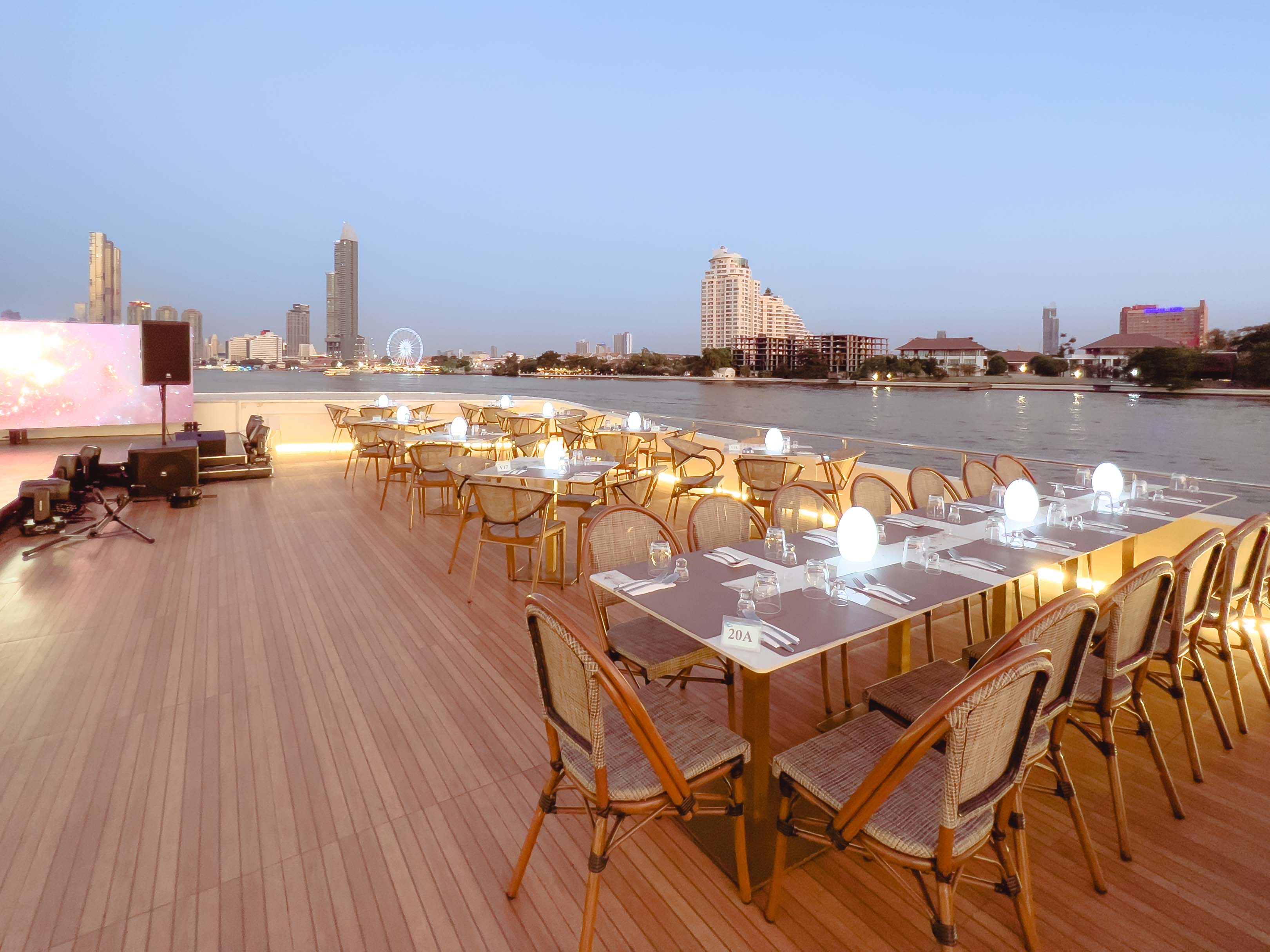 Dinner: เจ้าพระยา The Planet Cruise  Free!! Mini Birthday Cake