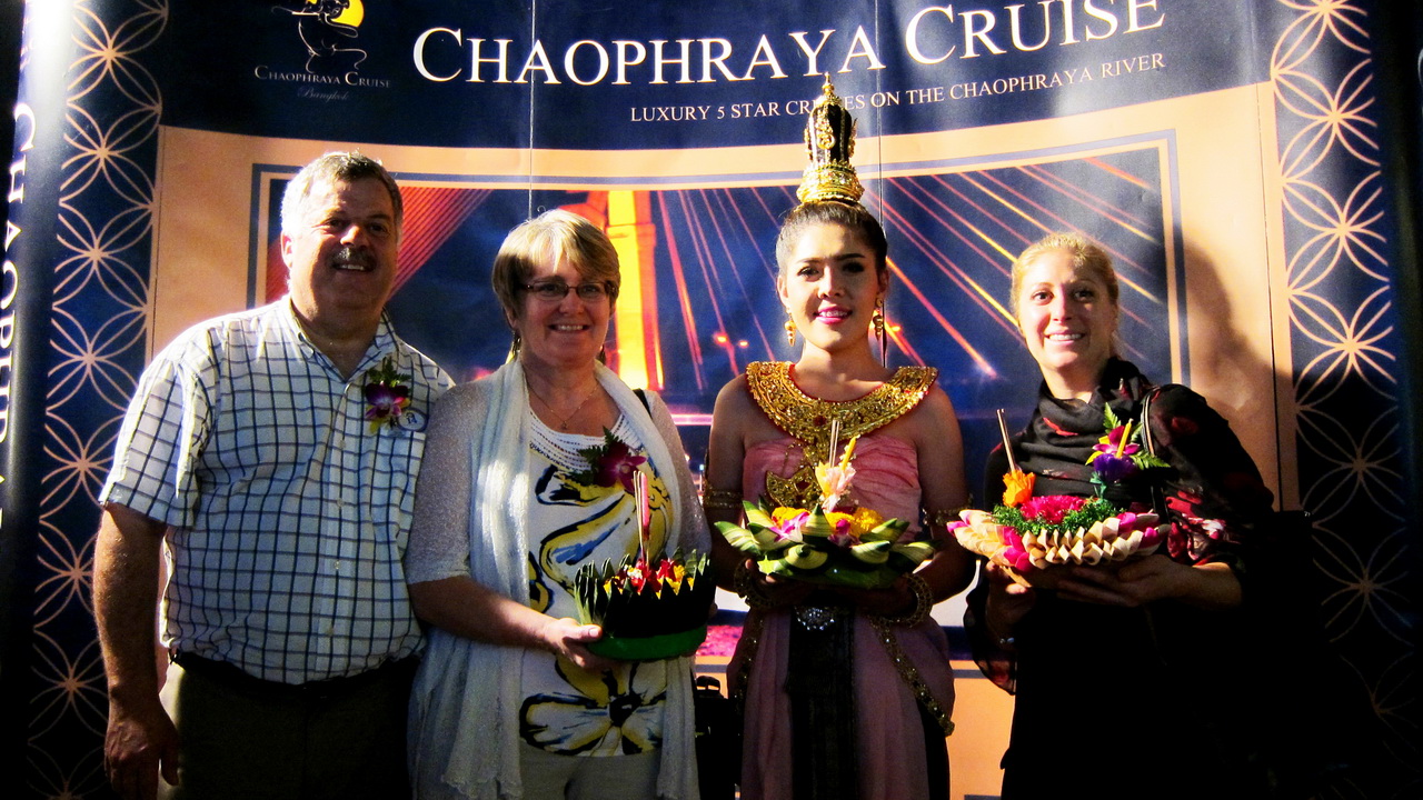 Dinner: เจ้าพระยา Chaophraya Cruise (โปรแกรม AMAZING DINNER CRUISE)