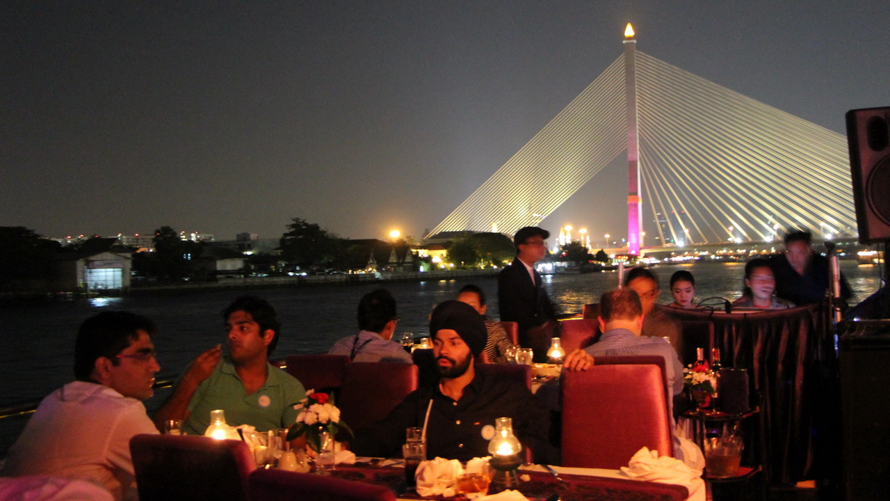 Dinner: เจ้าพระยา Chaophraya Cruise (โปรแกรม AMAZING DINNER CRUISE)