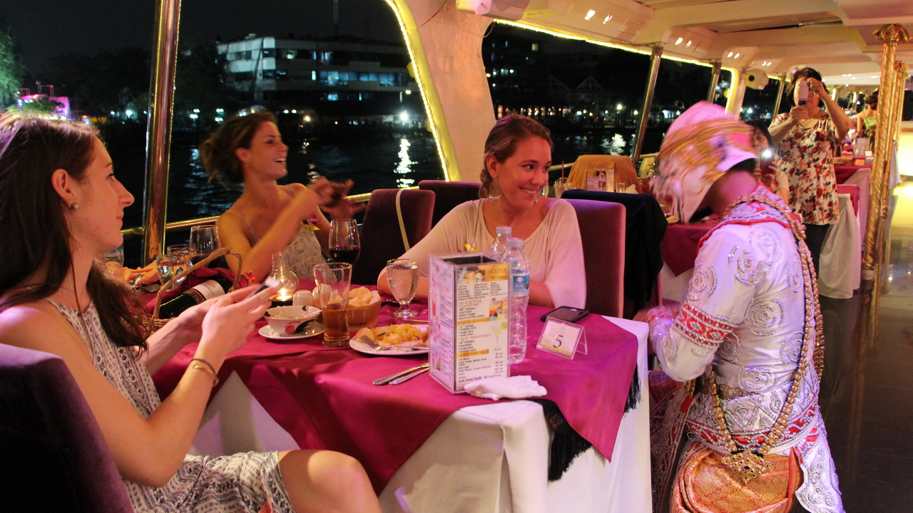 Dinner: เจ้าพระยา Chaophraya Cruise (โปรแกรม AMAZING DINNER CRUISE)