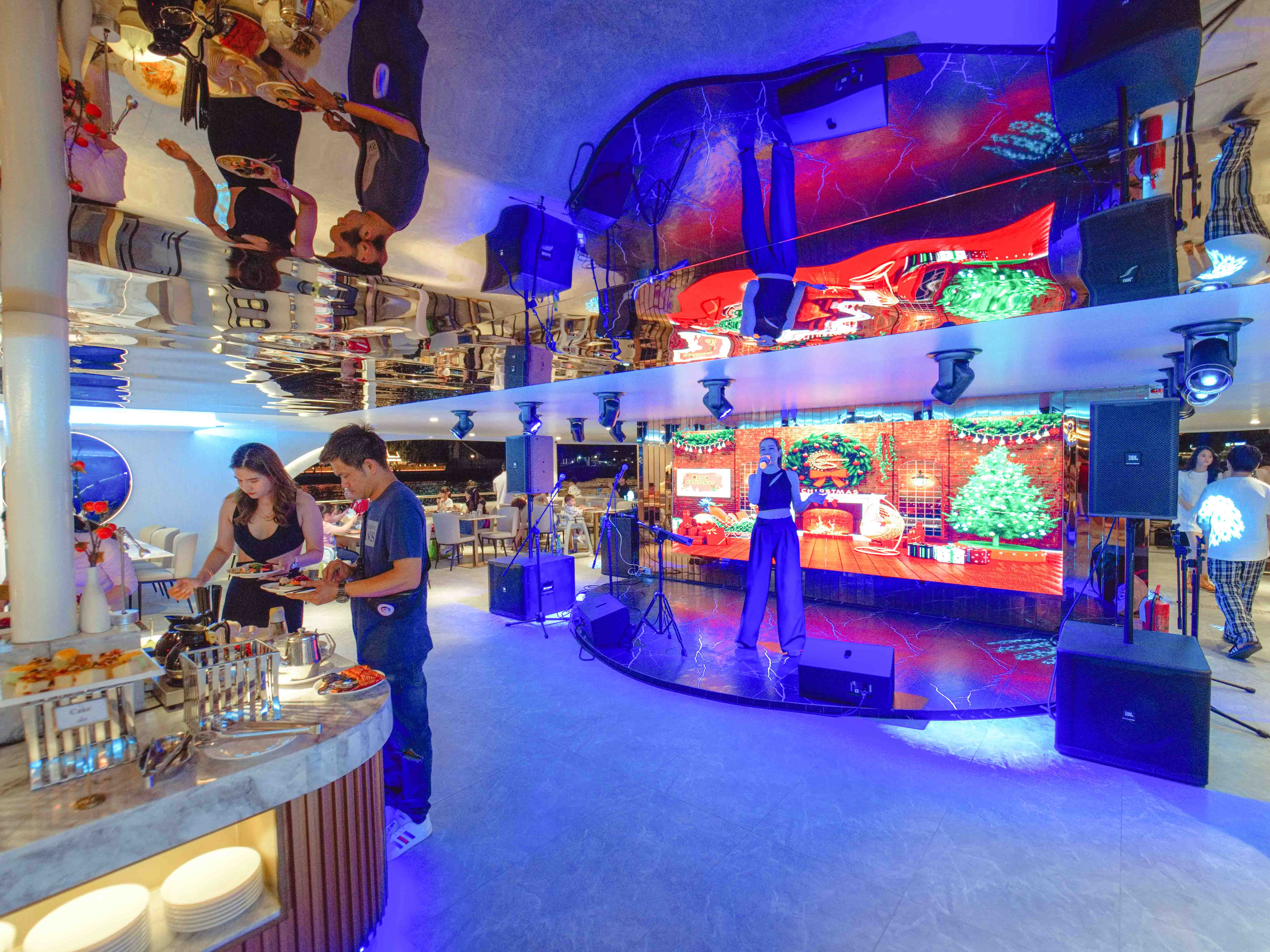 Dinner: เจ้าพระยา The Planet Cruise  Free!! Mini Birthday Cake