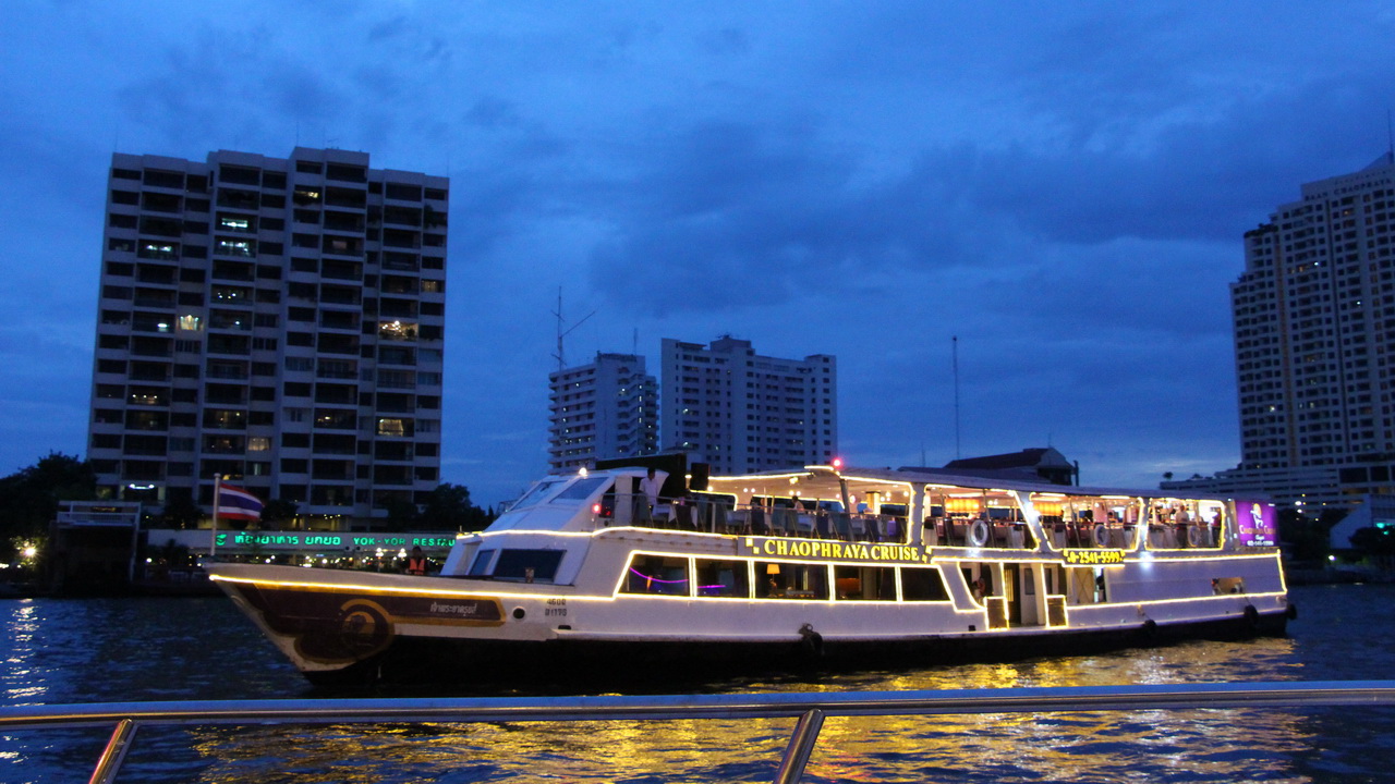 Dinner: เจ้าพระยา Chaophraya Cruise (โปรแกรม AMAZING DINNER CRUISE)
