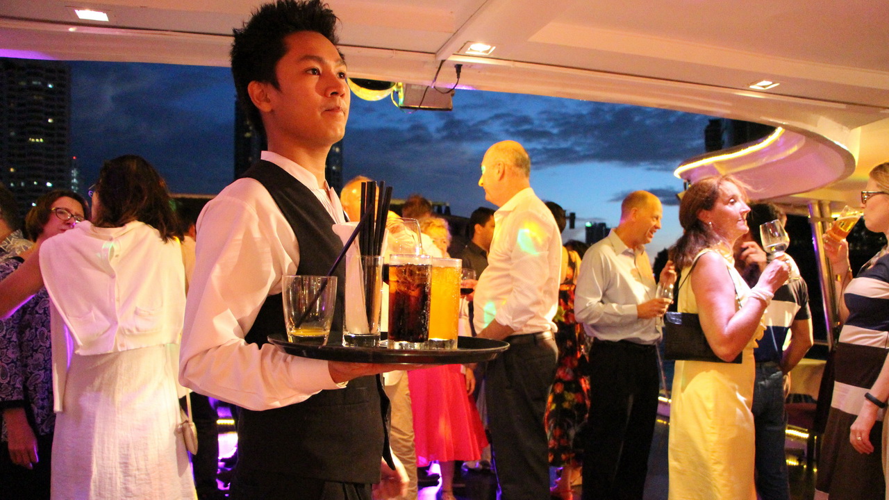Dinner: เจ้าพระยา Chaophraya Cruise (โปรแกรม AMAZING DINNER CRUISE)