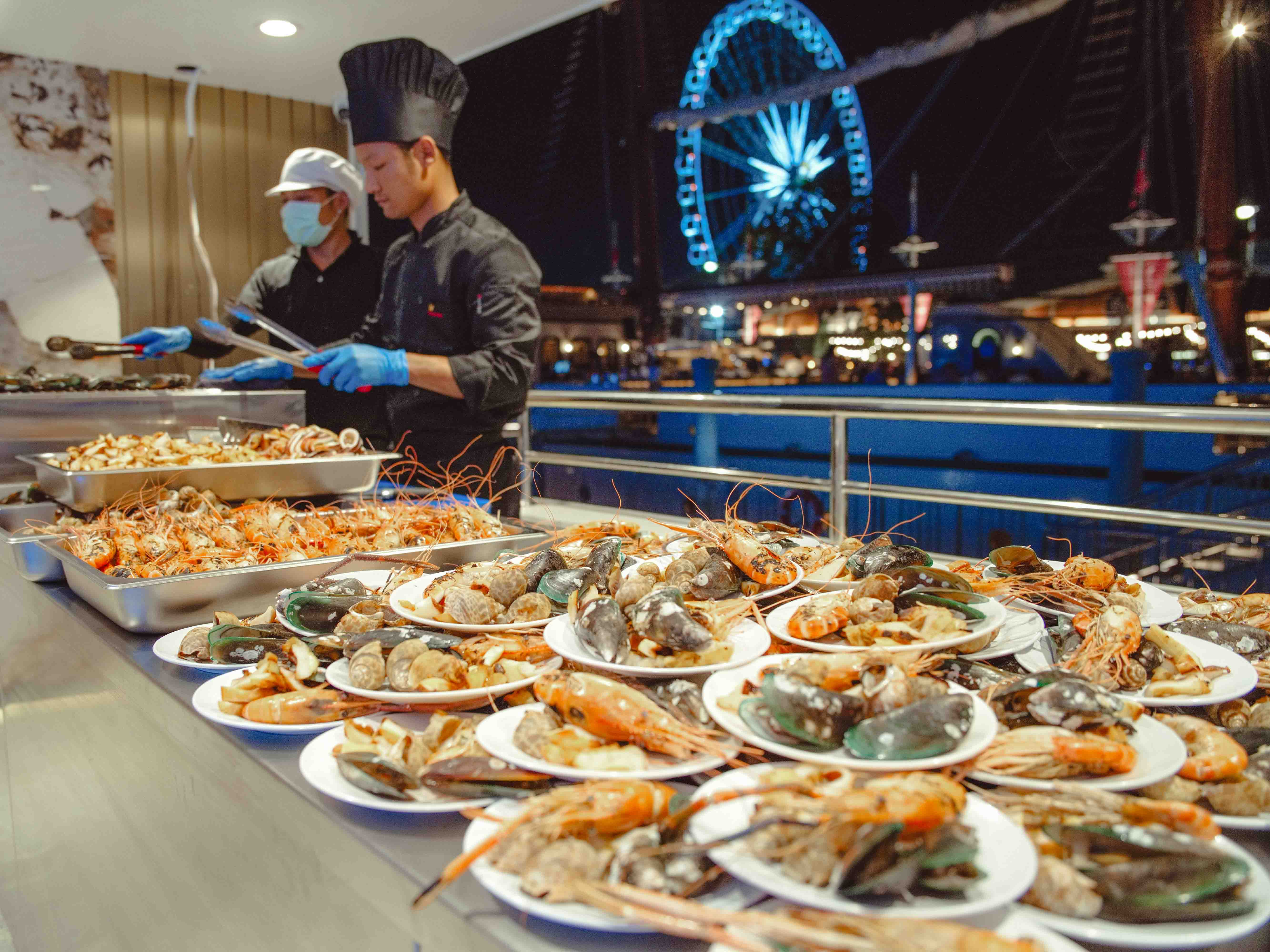 Dinner: เจ้าพระยา Royal Princess Cruise  Free!! Birthday Cake