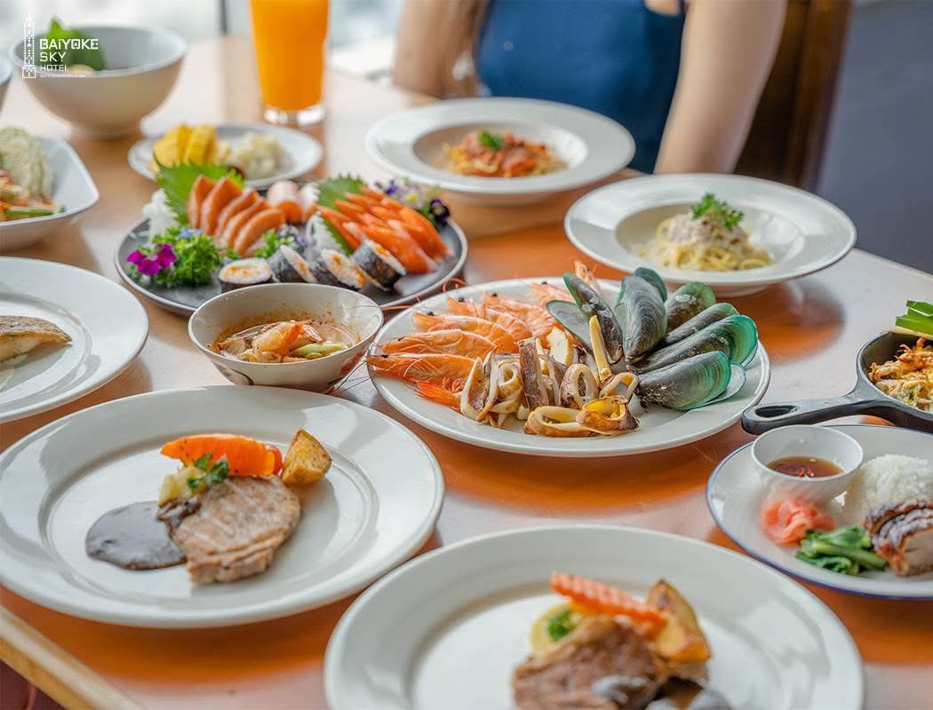 Dinner: ตึกใบหยกสกาย Bangkok Sky Restaurant ชั้น 76 และ 78 – Grilled Steak & Seafood Buffet บุฟเฟ่ต์ 2 ชม.