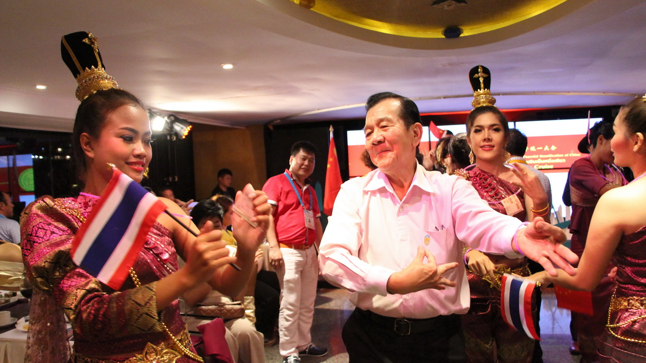 Dinner: เจ้าพระยา Chaophraya Cruise (โปรแกรม AMAZING DINNER CRUISE)