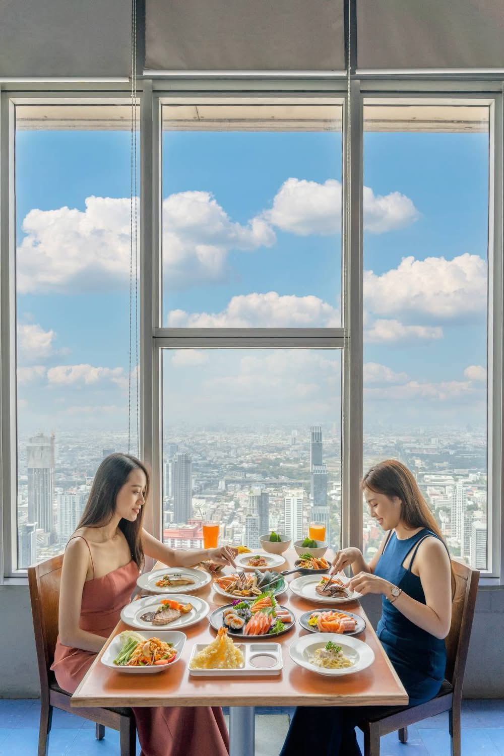 Dinner: ตึกใบหยกสกาย Bangkok Sky Restaurant ชั้น 76 และ 78 – Grilled Steak & Seafood Buffet บุฟเฟ่ต์ 2 ชม.