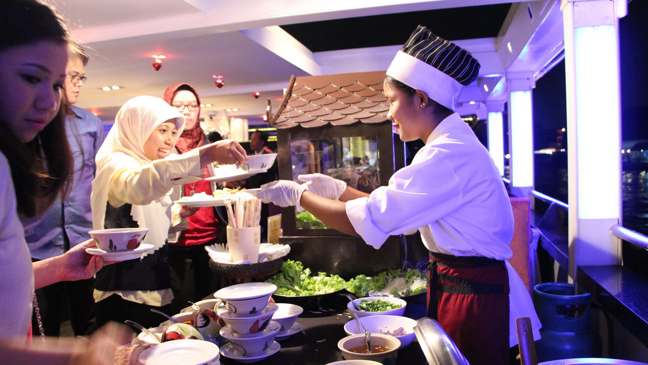 Dinner: เจ้าพระยา Chaophraya Cruise (โปรแกรม AMAZING DINNER CRUISE)