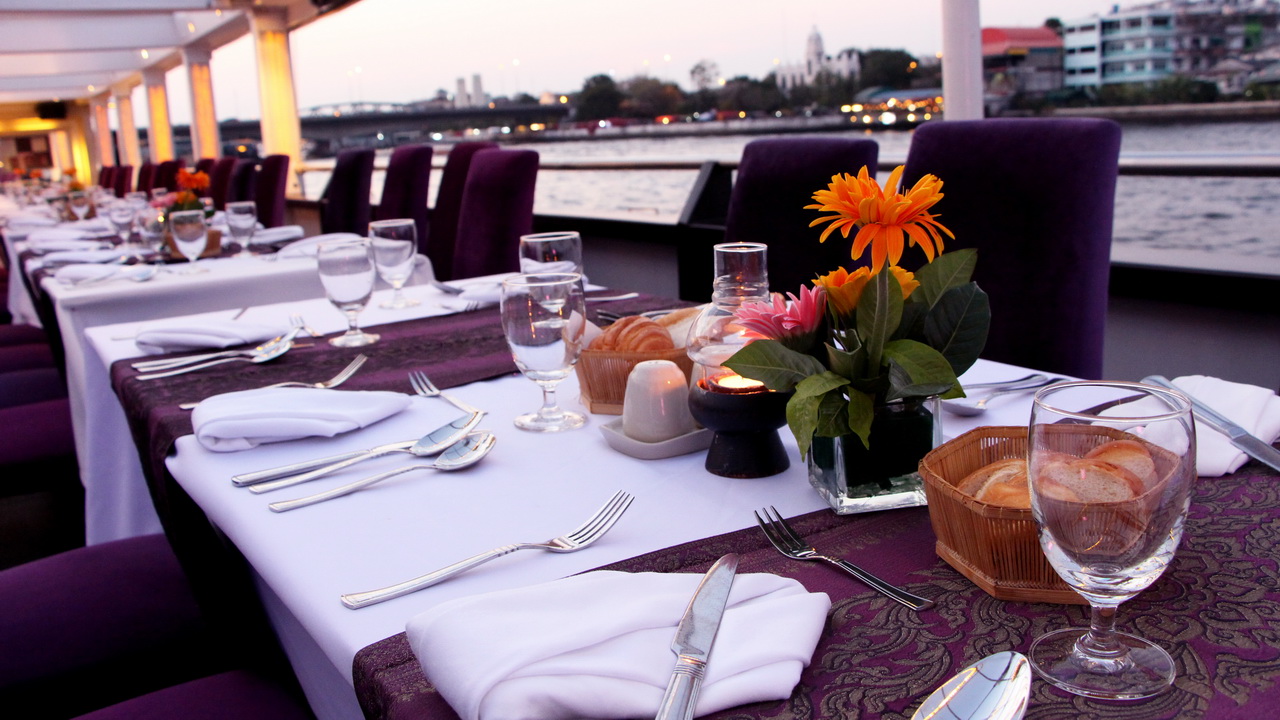 Dinner: เจ้าพระยา Chaophraya Cruise (โปรแกรม AMAZING DINNER CRUISE)