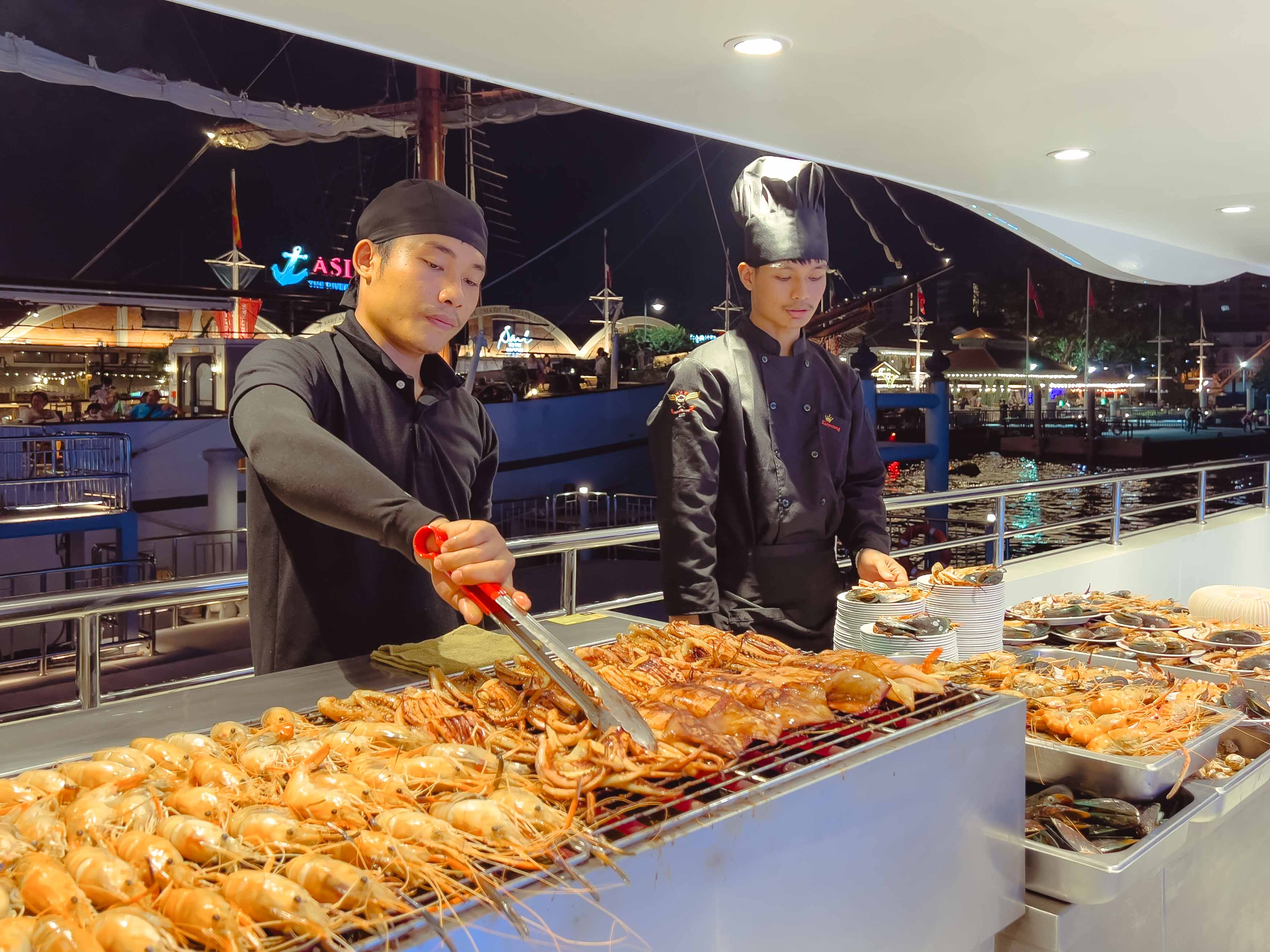 Dinner: เจ้าพระยา The Planet Cruise  Free!! Mini Birthday Cake