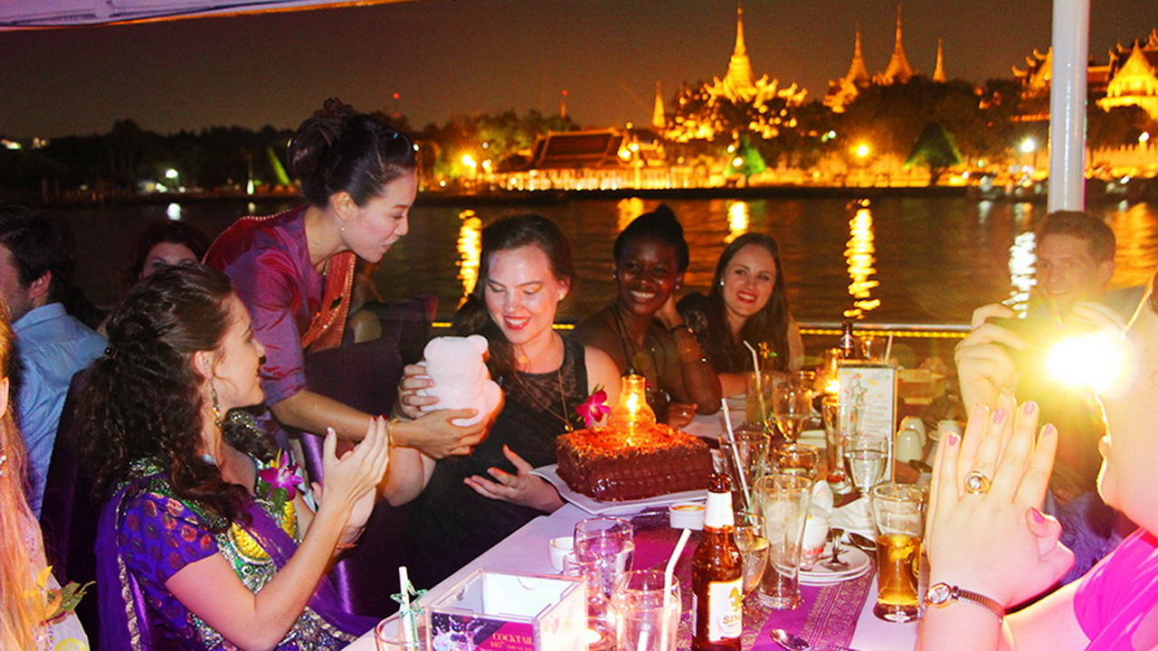 Dinner: เจ้าพระยา Chaophraya Cruise (โปรแกรม AMAZING DINNER CRUISE)