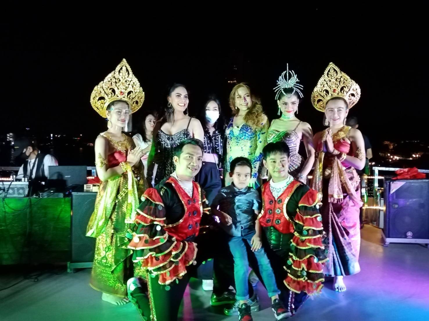 Dinner: วันปีใหม่ เคานท์ดาวน์!! THE LUXURY WHITE (โปรแกรม Celebrate New Year Eve 2026 Dinner Cruise) วันพุธ ที่ 31 ธันวาคม 2568