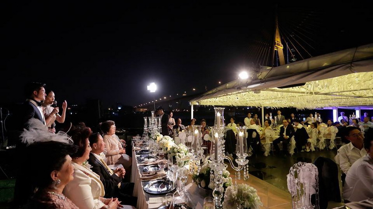 Dinner: เจ้าพระยา Chaophraya Cruise (โปรแกรม AMAZING DINNER CRUISE)