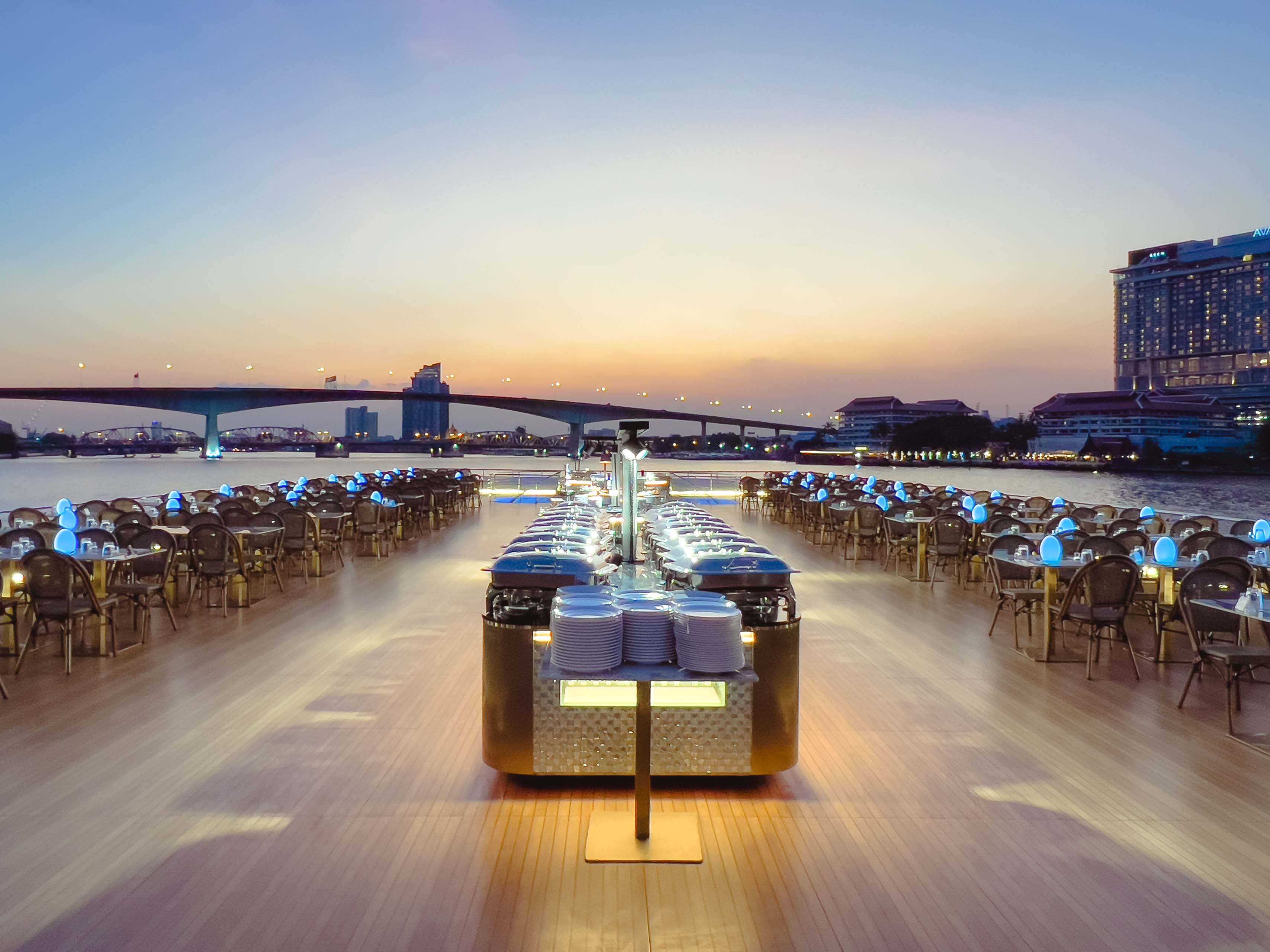 Dinner: เจ้าพระยา The Planet Cruise  Free!! Mini Birthday Cake