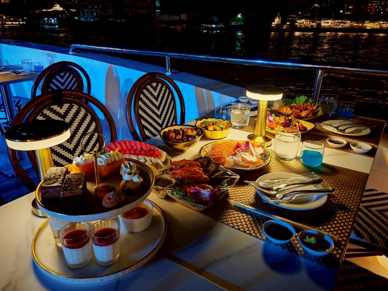 Countdown: วันปีใหม่ เคานท์ดาวน์!! Noah Cruise (โปรแกรม Celebrate New Year Eve 2026 Dinner Cruise) วันพุธ ที่ 31 ธันวาคม 2568