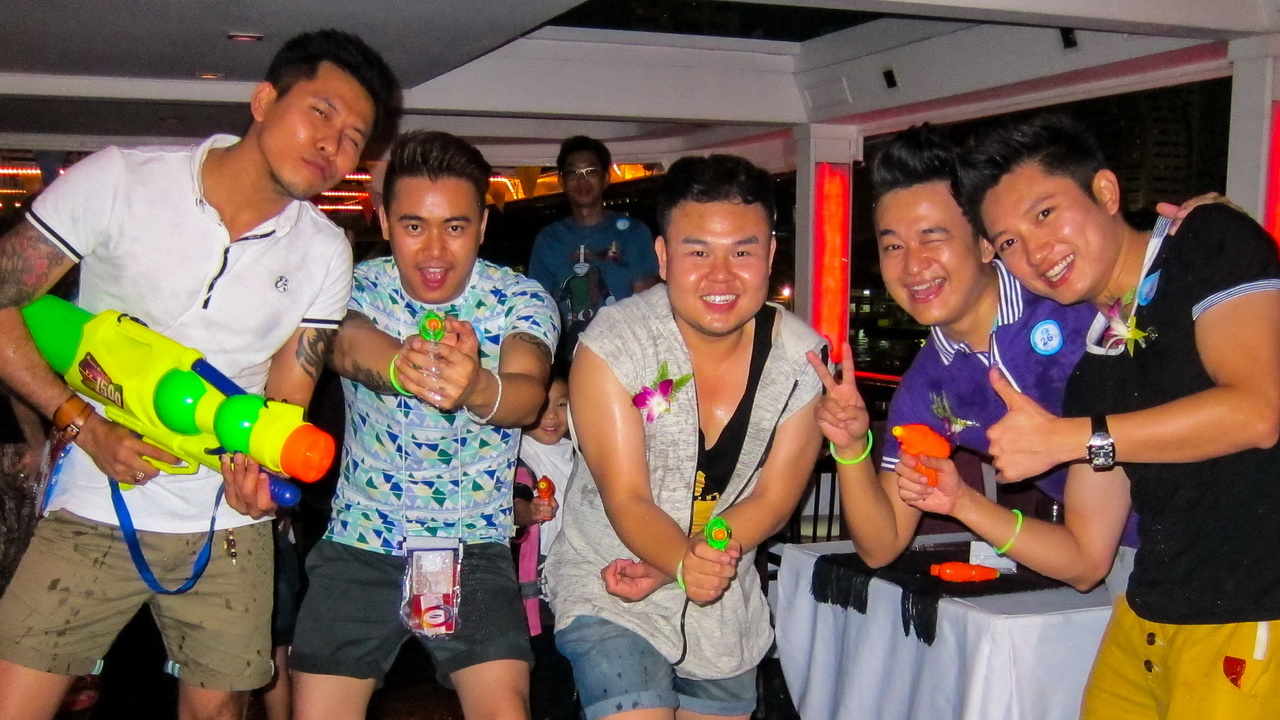 Dinner: เจ้าพระยา Chaophraya Cruise (โปรแกรม AMAZING DINNER CRUISE)