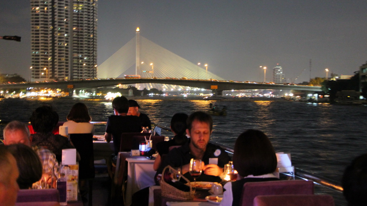 Dinner: เจ้าพระยา Chaophraya Cruise (โปรแกรม AMAZING DINNER CRUISE)