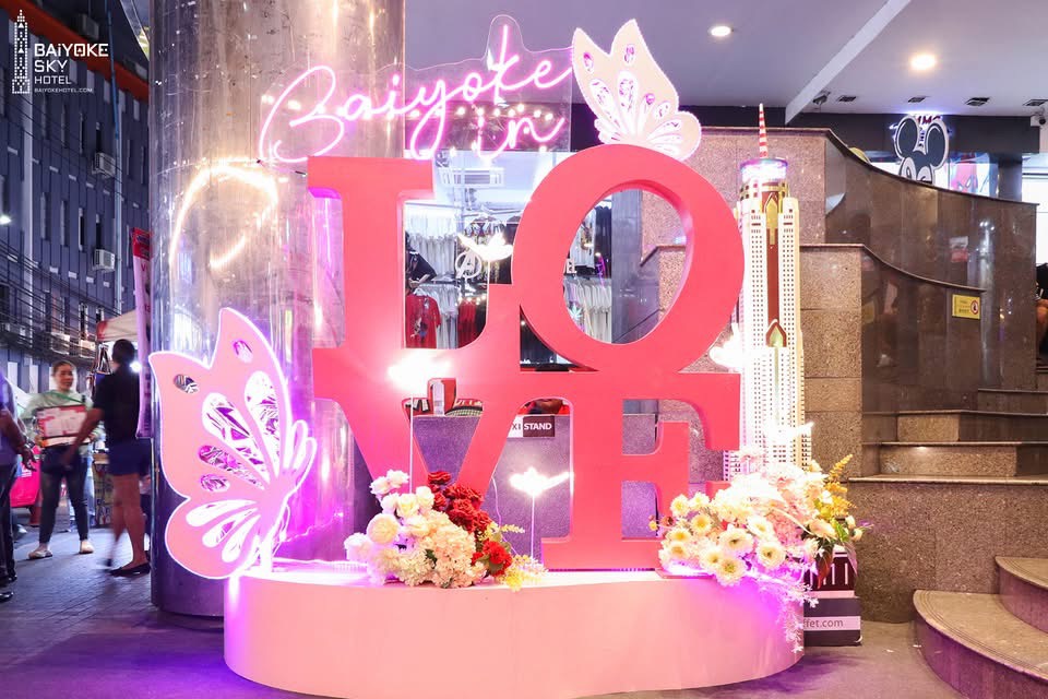 Dinner: วันวาเลนไทน์!! ตึกใบหยกสกาย Crystal Grill Restaurant ชั้น 82 – Special Menu & International Specialized Premium Seafood & Steak Buffet บุฟเฟ่ต์ไม่จำกัดเวลา วันเสาร์ ที่ 14 กุมภาพันธ์ 2569