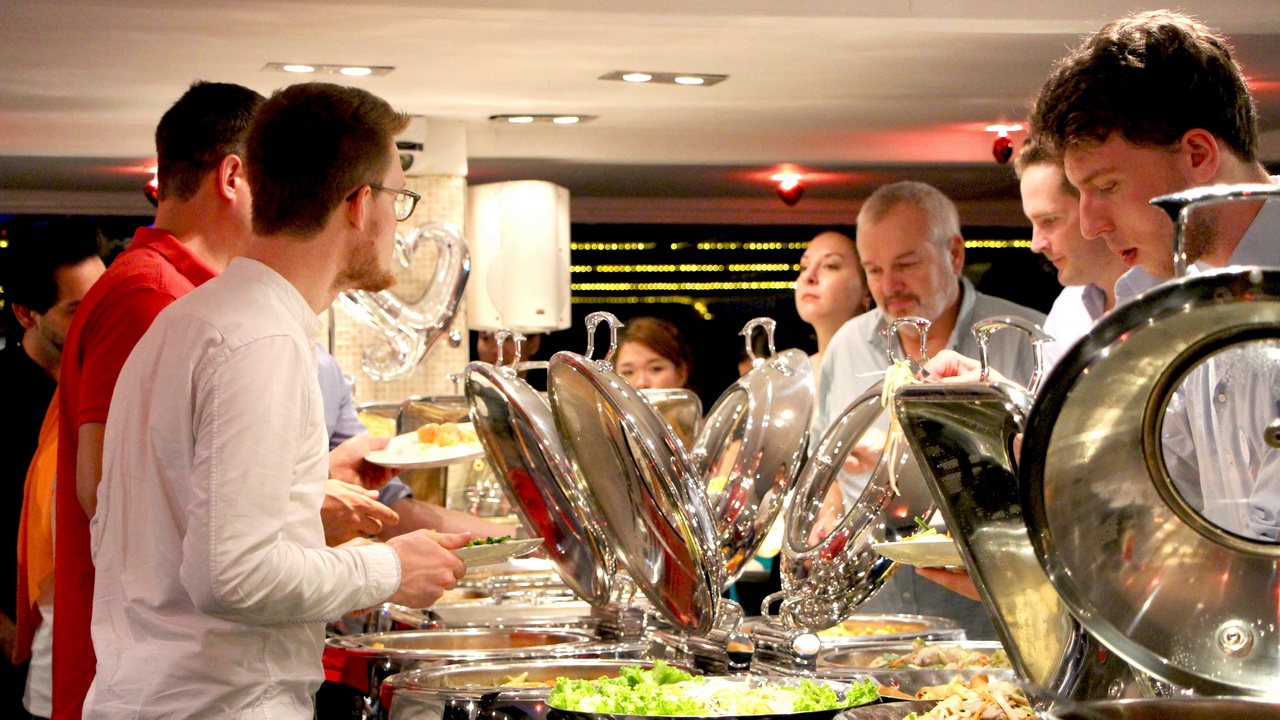 Dinner: เจ้าพระยา Chaophraya Cruise (โปรแกรม AMAZING DINNER CRUISE)