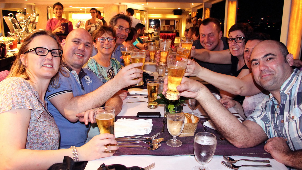 Dinner: เจ้าพระยา Chaophraya Cruise (โปรแกรม AMAZING DINNER CRUISE)