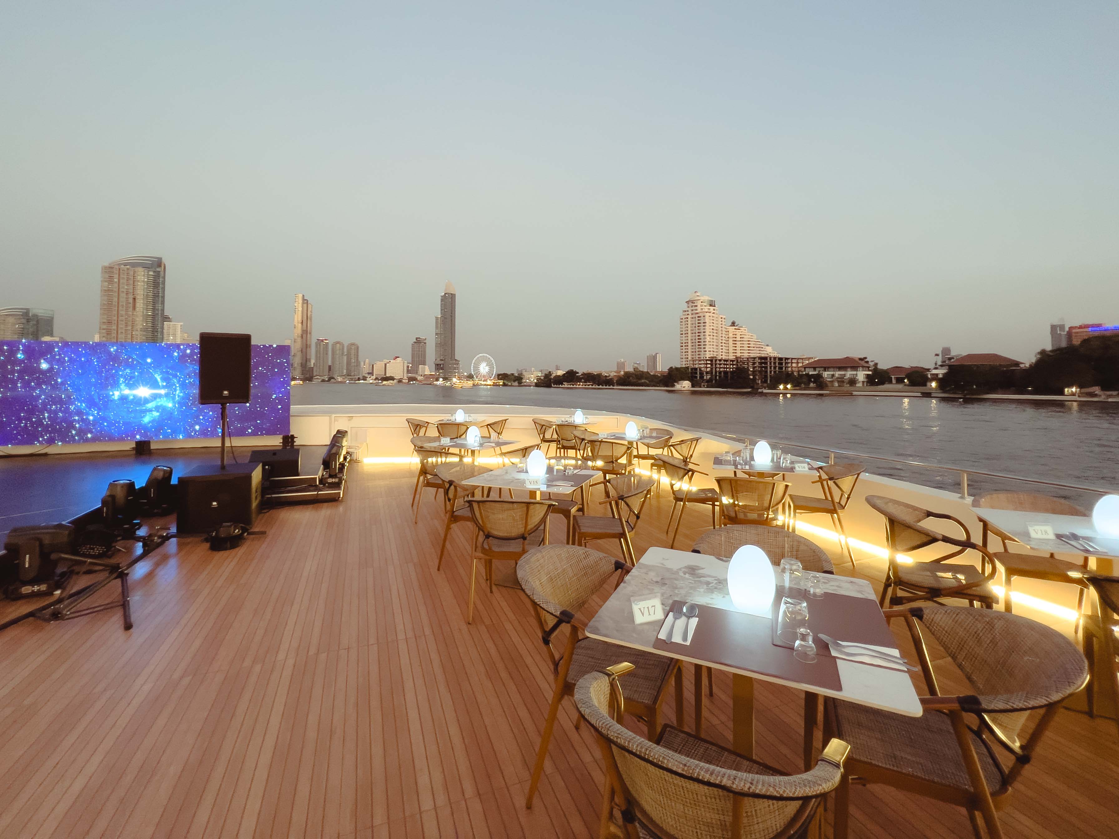 Dinner: เจ้าพระยา The Planet Cruise  Free!! Mini Birthday Cake