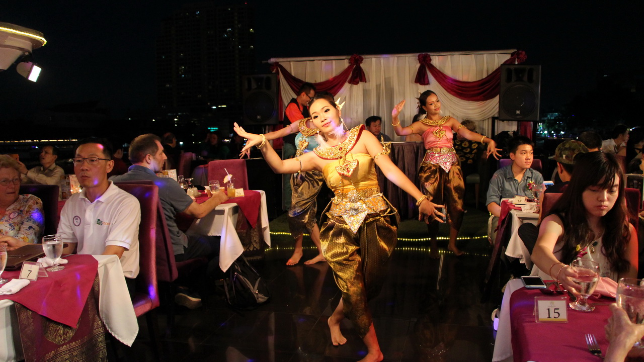 Dinner: เจ้าพระยา Chaophraya Cruise (โปรแกรม AMAZING DINNER CRUISE)