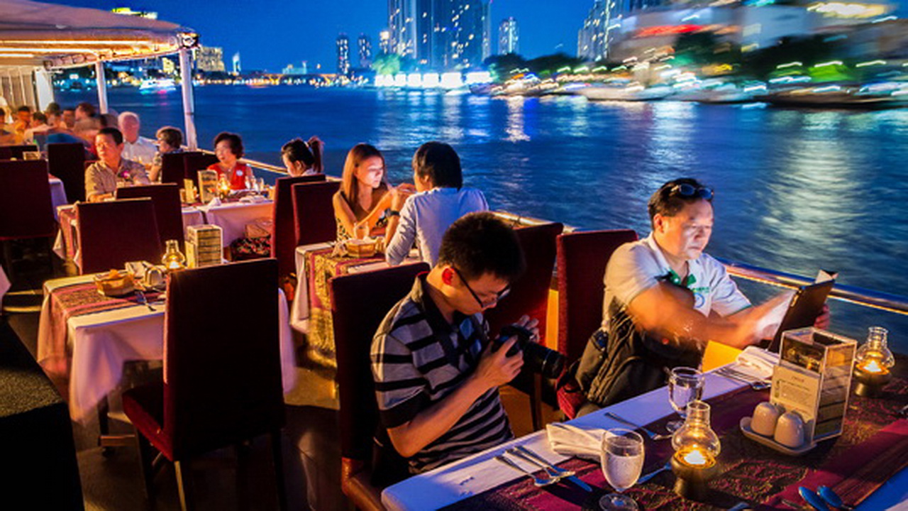 Dinner: เจ้าพระยา Chaophraya Cruise (โปรแกรม AMAZING DINNER CRUISE)
