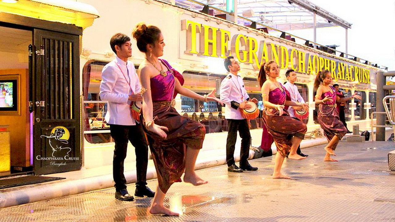 Dinner: เจ้าพระยา Chaophraya Cruise (โปรแกรม AMAZING DINNER CRUISE)