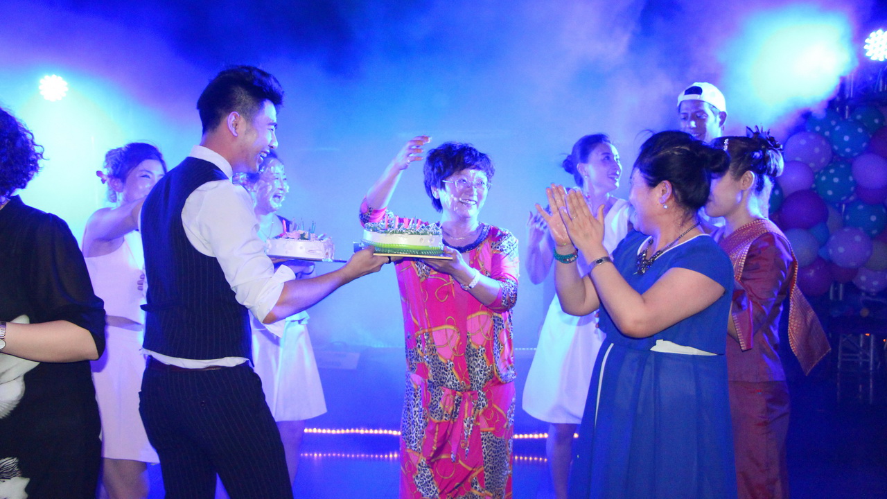 Dinner: เจ้าพระยา Chaophraya Cruise (โปรแกรม AMAZING DINNER CRUISE)