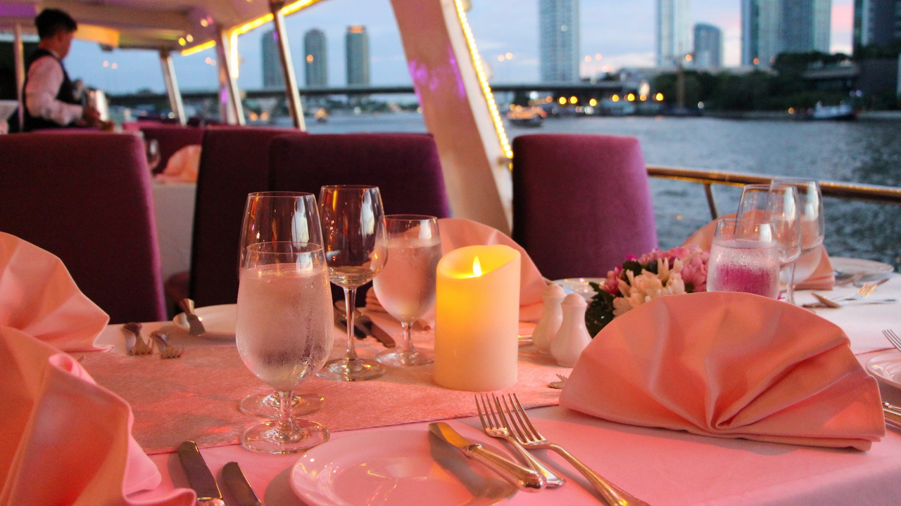 Dinner: เจ้าพระยา Chaophraya Cruise (โปรแกรม AMAZING DINNER CRUISE)