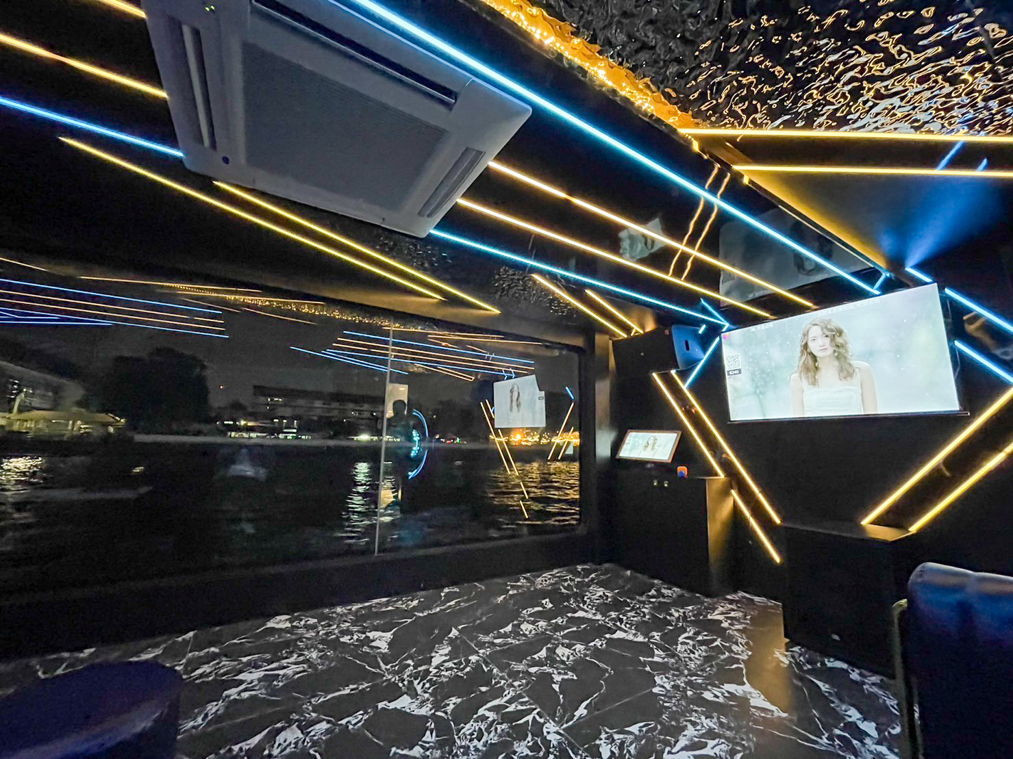 Dinner: เจ้าพระยา The Planet Cruise  Free!! Mini Birthday Cake